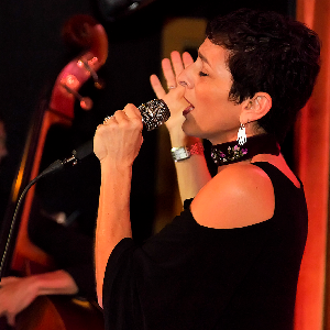 Julie Slim, Vocalist